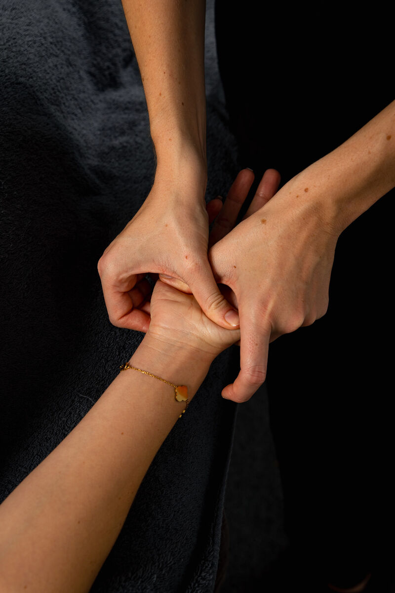 Massage thérapeutique — mains expertes