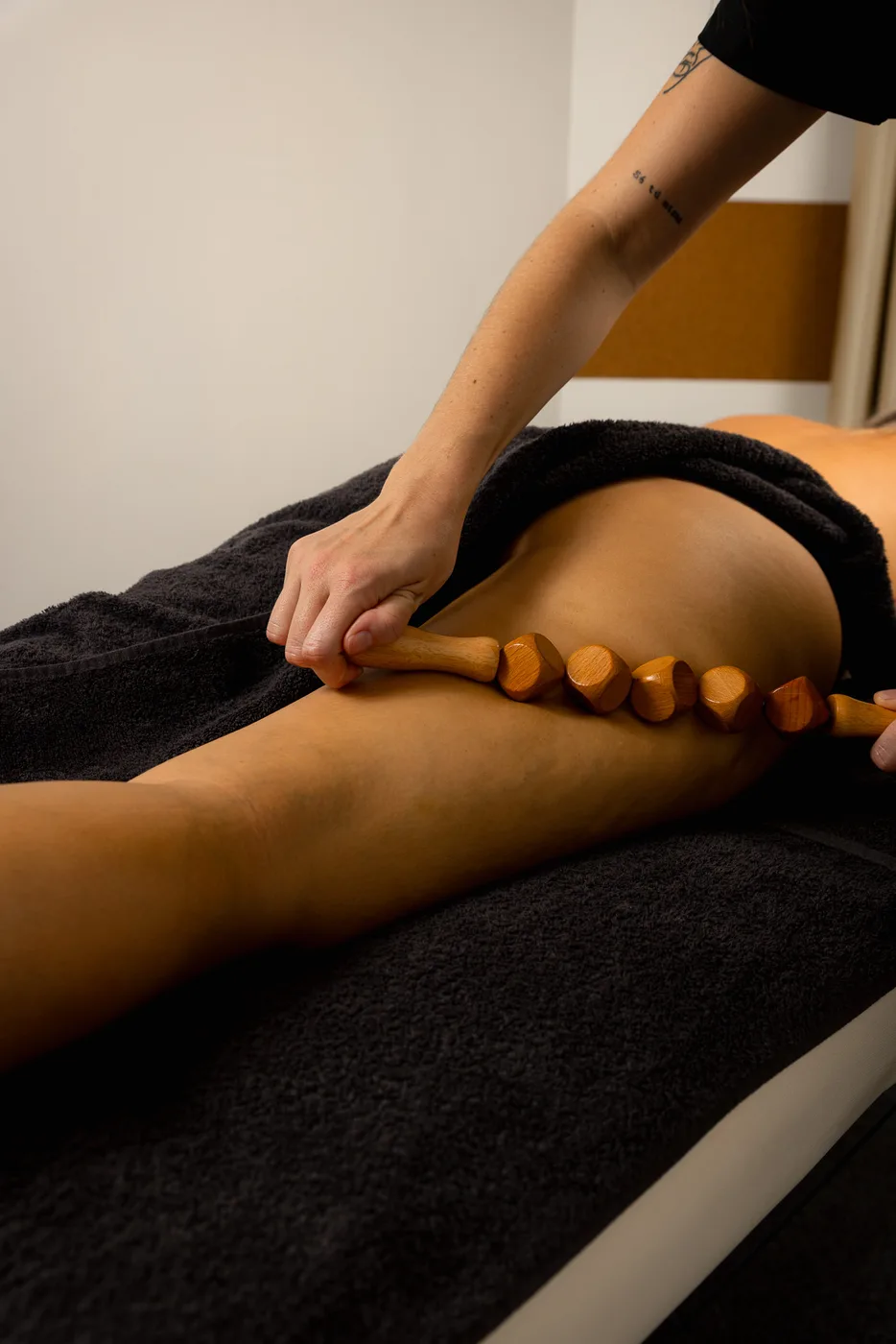 Madérothérapie — massage de la jambe avec un outil en bois